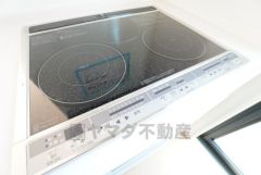 お手入れのしやすいIHクッキングヒーターです。3口コンロなので、効率よくお料理が楽しめます。毎日のお料理も楽しくなりますね＾＾