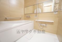 1日の疲れを癒すくつろぎのバスルーム。足を伸ばしてもゆったりと入れるサイズです。お子様と一緒にお風呂に入っても狭くないですね＾＾ 