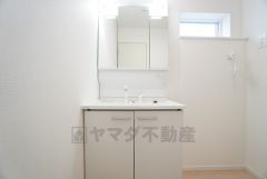 三面鏡裏収納付き洗面化粧台です＾＾ 歯磨きセットやスキンケア用品などの収納に便利ですね。ランドリースペース上部には窓も付いており換気に便利です＾＾