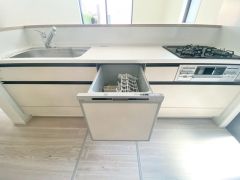 炊事時間を大幅に短縮できる食器洗浄乾燥機付き＾＾食器を洗う手間が減るので家族とのコミュニケーションの時間や自分の時間が増えますね。