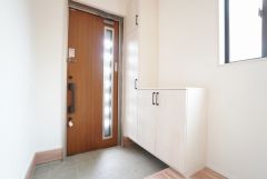 たっぷり収納できるシューズボックスです。家族全員の靴がきれいに整頓できます。棚の上にお花や写真を飾っても良いですね。