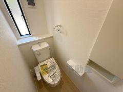 ウォシュレット、暖房便座、節電・節水機能など、使い勝手のよい高機能トイレです。小窓、収納棚付き＾＾