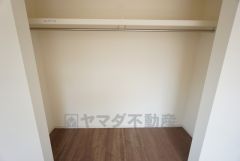 寝室にはハンガーパイプ付きのウォークインクローゼットが設けられています。たっぷり収納できるので衣替えの心配もいりませんね＾＾