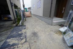 駐車スペースは縦列2台分を確保。マイカー用に、お客さま用に、余裕を持ってご利用いただけます。