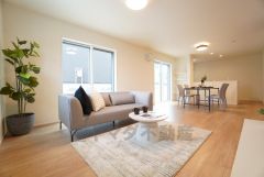 大きな掃き出し窓のあるリビングは、陽光あふれる明るい空間です。ゆったりと寛げる憩いの場となりそうです。