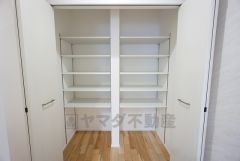 キッチン横にはパントリー完備。まとめ買いした食品や大きめのお皿、使用頻度の少ない調理器具などもスッキリと収納できそうです＾＾