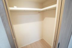 収納力豊富なウォークインクローゼット。洋服や小物などを1箇所にまとめて美しい収納を実現します。スーツケースのような大型の荷物も置けます＾＾