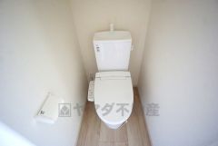 温水洗浄機付トイレです。節水機能もあるので、安心して使えますね。もちろん、1階2階の2ヶ所にトイレがあるので、忙しい朝にもゆとりができますね。