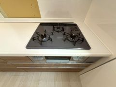 3種類の料理が同時に調理できる、3口ガスコンロ。忙しい夕食の支度時間が短縮できて効率よくお料理が楽しめます。