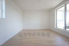 9.2帖。主寝室としてお使いいただけそうなこちらのお部屋は、日当たりが良く、爽やかな風を感じて起きる朝は、快適生活の始まりに。