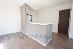 窓から光が差し込む明るいダイニングです＾＾