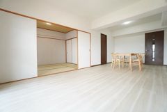 リビングは広々とした設計で、家族が集い、寛ぐ暮らしの空間を演出しています。