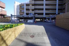 敷地内平面駐車場有（5000～9000円/月） 機械式（5500円/月）空き状況は管理会社へ要確認。