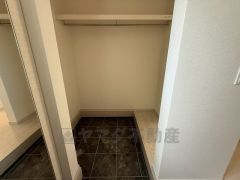 玄関にはハンガーパイプ付きの広々としたシューズクロークあり＾＾ご家族全員分の靴からベビーカーやゴルフバッグなどもしっかり収納できます＾＾そのまま廊下にも直行できるウォークスルー仕様＾＾ 