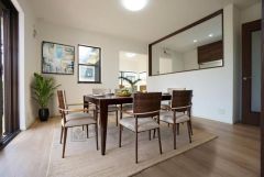 家族が集まる開放的なリビング。思い思いの時間を過ごしたり食事をしたり、素敵な団らんの場になりますね。