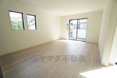 大きな掃き出し窓のあるリビングは、陽光あふれる明るい空間です。ゆったりと寛げる憩いの場となりそうです。 