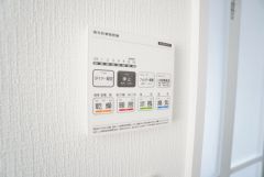 雨の日の洗濯も安心できる浴室暖房乾燥機付き浴室。リモコンで操作もボタン1つで簡単。