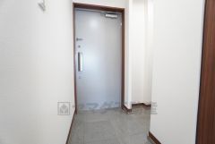 玄関にはシューズクローク＆シューズボックス付き。ご家族全員分の靴からベビーカーやゴルフバッグなどもしっかり収納できます＾＾ 