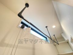 洗面室、洗濯機置き場上部にはハンガーパイプ付き＾＾ランドリースペースとしても活躍してくれます＾＾