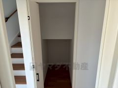 キッチン横に広々としたパントリー付き＾＾洗面室にも近く、食料品だけでなく日用品などの収納にも＾＾