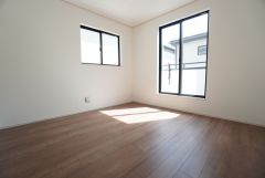 主寝室としてお使いいただけそうなこちらのお部屋は、日当たりが良く、爽やかな風を感じて起きる朝は、快適生活の始まりに。