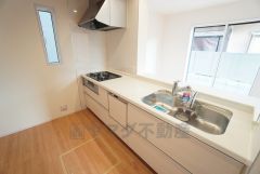 対面式キッチンなのでリビングにいるご家族とコミュニケーションを取りながら洗い物や、お料理が楽しめそうですね＾＾