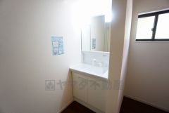 三面鏡つき洗面台。収納も一体型になっているので、化粧品や予備の歯ブラシ等もきれいに整頓できますね＾＾