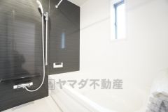 1日の疲れを癒すくつろぎのバスルーム。足を伸ばしてもゆったりと入れるサイズです。お子様と一緒にお風呂に入っても狭くないですね＾＾