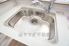 大きなお鍋も楽々洗える幅の広いシンクです＾＾ステンレスシンクなので簡単にお掃除できますね＾＾洗剤やスポンジもすっきりできる収納付き。 