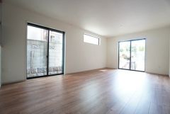 大きな窓のあるリビングは、陽光あふれる明るい空間です。居心地良く、ご家族皆がゆったり寛げる憩いの空間となりそうです。