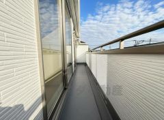 広々としたバルコニー。 天気のいい日にはお布団もまとめて干せそうですね＾＾