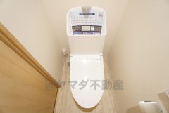 温水洗浄機付トイレです。節水機能もあるので、安心して使えますね。節水・静音設計でエネルギーを効率よく使用し省エネ。汚れをガードする構造でサッと一拭き、お手入れが簡単。手洗い付き。