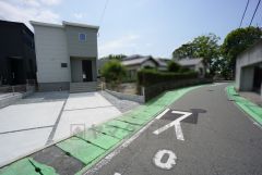 北東側約5.3ｍの公道に面しています。