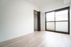 住む人のこだわりを活かす洋室。日当たりがよく、寝室としての利用もおすすめ。広めのクローゼットには荷物をすっきり片付けられ、ゆとりのある暮らしが出来ます＾＾