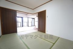 リビング隣には、ホッとできる和室を用意。お子様のお昼寝スペースや書斎としても活躍してくれそうです＾＾