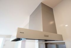 お手入れが簡単なスリム型レンジフードです。調理により発生する油煙や臭いを吸い込み、屋外へ排気してくれます。