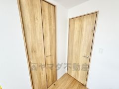 寝室にはハンガーパイプ付きのウォークインクローゼットが設けられています。たっぷり収納できるので衣替えの心配もいりませんね＾＾