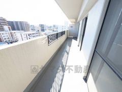 陽当たりの良いバルコニーです。L字型で2面あり。お洗濯やお布団干しはもちろん、日光浴スペースにも＾＾ 天気のいい日にはお布団もまとめて干せそうですね＾＾ 