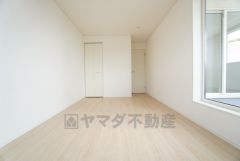 8帖。主寝室としてお使いいただけそうなこちらのお部屋は、日当たりが良く、爽やかな風を感じて起きる朝は、快適生活の始まりに。