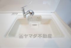 大きなお鍋も楽々洗える幅の広いシンクです＾＾ステンレスシンクなので簡単にお掃除できますよ。洗剤やスポンジもすっきりできる収納付き。