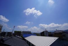 目の前に日差しを遮る建物がないので、日当たり＆風通し良好です＾＾心地よい自然の光や風を感じることができ、ほどよく開放感のある空間がつくれます。