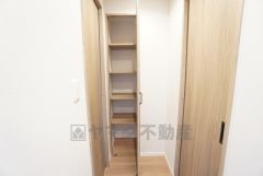 キッチン横にパントリー付き＾＾洗面室にも近く、食料品だけでなく日用品などの収納にも＾＾