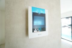 防犯はもちろん、セールスマン対策にもなるモニター付きインターホンです。お子さん1人での留守番時にも活躍しそうです。