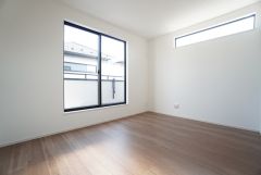 主寝室としてお使いいただけそうなこちらのお部屋は、日当たりが良く、爽やかな風を感じて起きる朝は、快適生活の始まりに。