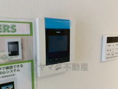 防犯はもちろん、セールスマン対策にもなるモニター付きインターホンです。 来訪者の顔が見えるので安心ですね＾＾