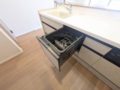 炊事時間を大幅に短縮できる食器洗浄乾燥機付き＾＾食器を洗う手間が減るので家族とのコミュニケーションの時間や自分の時間が増えますね。 