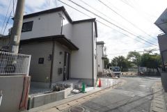 前面道路。住人以外の車の進入も少なく、小さなお子様を持つご家庭にも安心です。