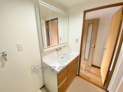 三面鏡裏収納付き洗面化粧台です＾＾ 歯磨きセットやスキンケア用品などの収納に便利ですね。