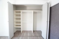 洋室にはハンガーパイプ付きのクローゼットが設けられています。たっぷり収納できるので衣替えの心配もいりませんね＾＾