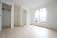 主寝室としても利用できる7.5帖の洋室は南側にバルコニーがあり、日当たり良好です。温かい光の差し込むゆとりのある居室をぜひ現地にてご確認くださいませ。